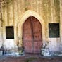 La porte d'entrée actuelle, qui date du XIVe siècle, est en ogive mal fermée. À droite de la porte on discerne l'emplacement d'une veyrine, murée au XVIIIe siècle, dont ouverture donnait sur les fonts baptismaux. Les enfants non-baptisés ou malades pénétr